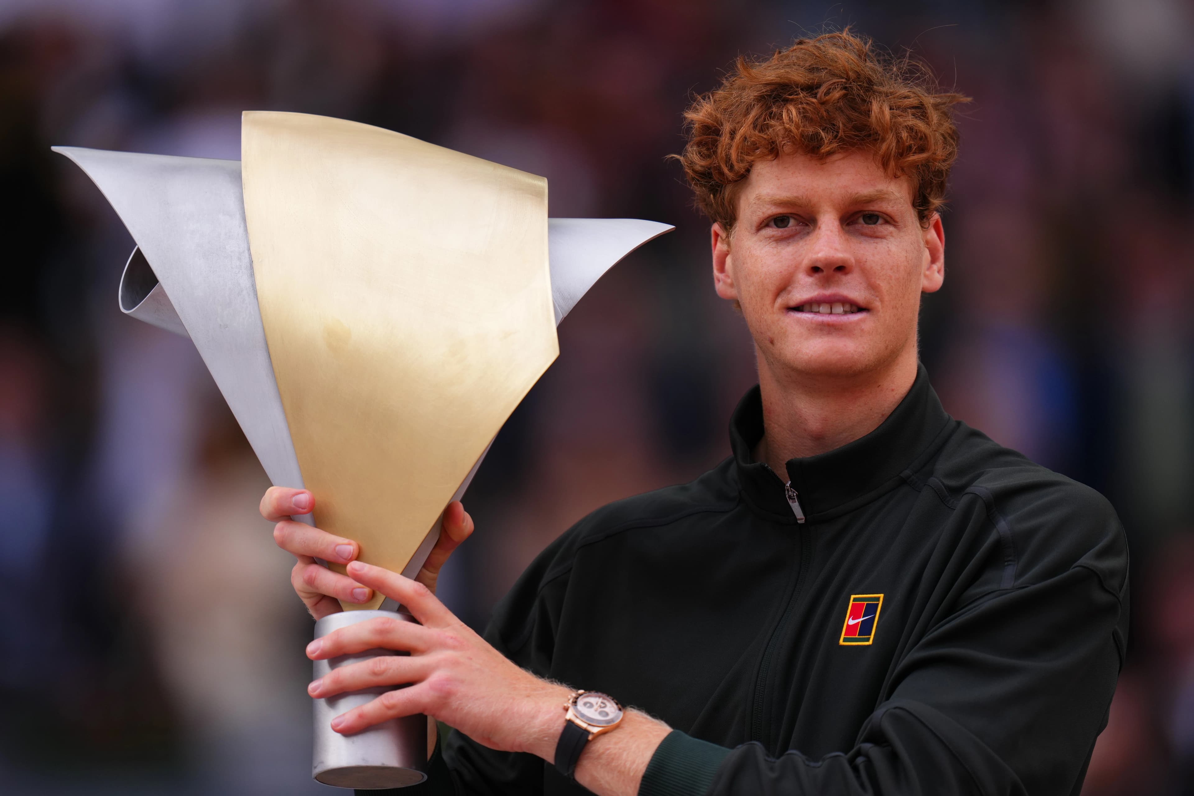 Jannik Sinner podczas meczu tenisowego, skupiony przed kolejną akcją na korcie
